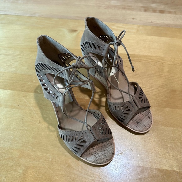 Dolce Vita Linsey Tan Suede Leather Lace Up Cork Wedge Sandals Size 7 - Picture 2 of 10